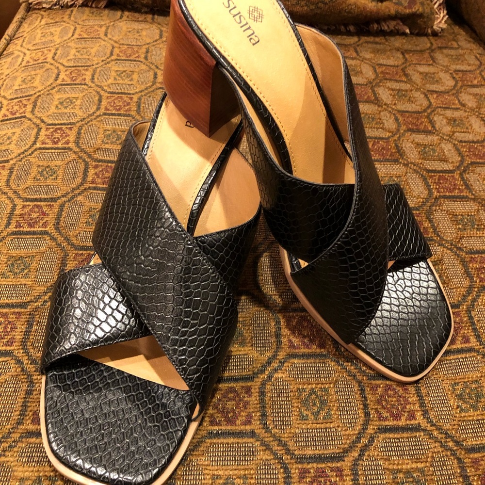NWOT - Susina Black croco faux leather shoes